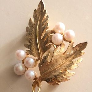 Vintage Faux Pearls  Gold Tone Leaf Brooch